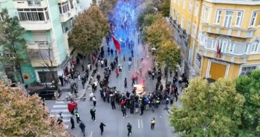 Kaos mes protestuesve/ Njerëzit e Qorit përplasen me deputetët e PD