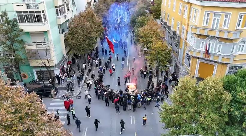 Kaos mes protestuesve  Njerëzit e Qorit përplasen me deputetët e PD