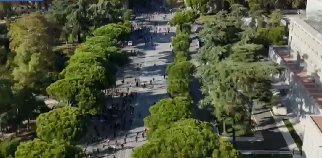 Foto nga burimi: Dita e gjashtë e protestës/ Policia shtyn protestuesit drejt bulevardit