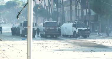 Policia ‘copëzon’ protestën/ Shpërndan të rinjtë në drejtime të ndryshme