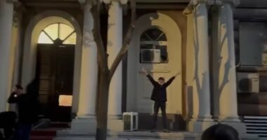Peleshi partive: Distancohuni nga dhuna!/ Më herët pamjet treguan deputetë të PD duke dhënë urdhër