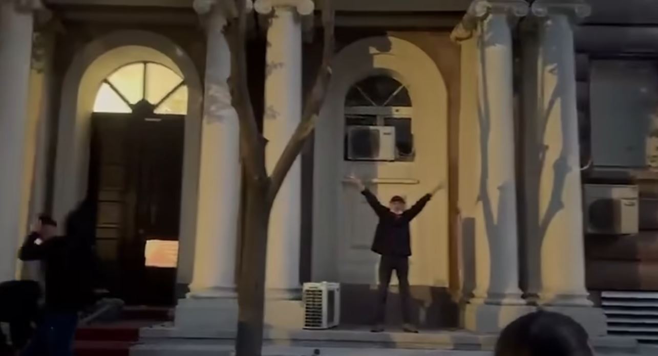 Peleshi partive: Distancohuni nga dhuna!/ Më herët pamjet treguan deputetë të PD duke dhënë urdhër