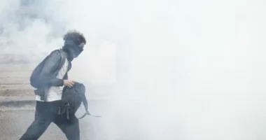 Policia përplaset me nxënësit protestues në Francë, mbyllen rreth 400 shkolla