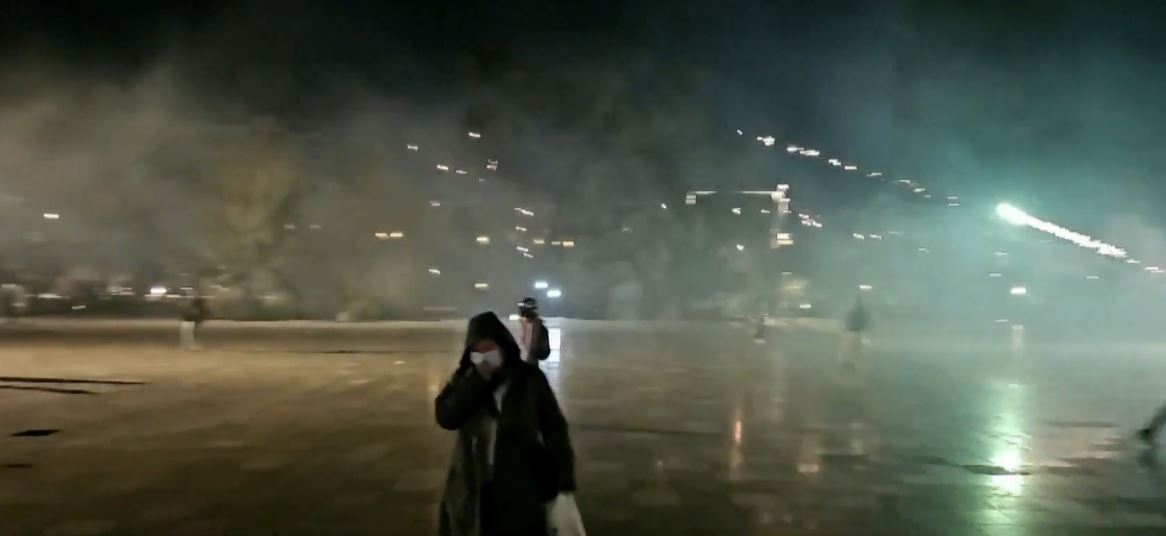 Përfundon protesta në Tiranë/ Policia i përgjigjet molotovëve me ujë dhe arrestime