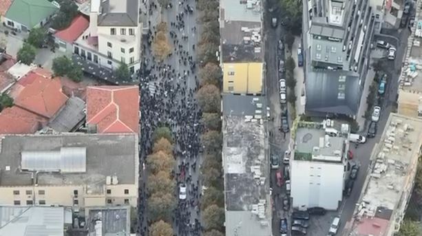 Përmasat e  protestës   Qindra pjesëmarrës  Tirana e bën pushim