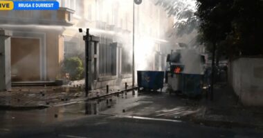 Grumbull njerëzish para Ministrisë/ Policia shpërndan protestuesit, hodhën gurë ndaj godinës