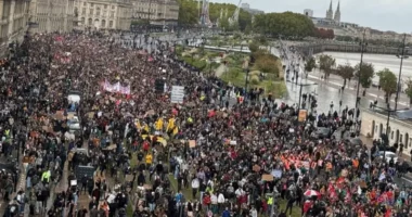 Protestat në Francë, pa maska dhe pa dhunë, 135 të arrestuar