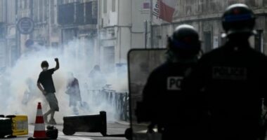 Protesta masive në Francë, policia përdor gaz lotsjellës ndaj nxënësve: Mbi 250 mijë persona në rrugë