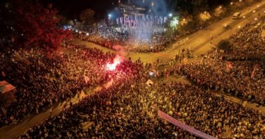 Freedom House: Pushteti në Serbi shtypi protestat e organizuara përmes mjeteve digjitale
