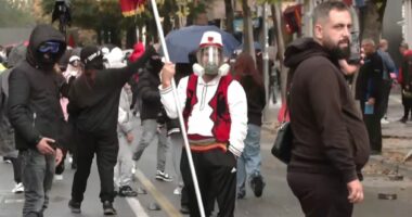 Një grup modest para Ministrisë së Arsimit/ Nisin aktet e para të dhunës, protestuesit e maskuar hedhin gurë drejt godinës