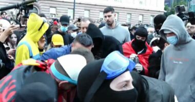 Incidenti mes protestuesve/ Njëri kërkoi dialog, por ndërhynë të tjerët