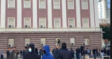 Policia shpërndan protestuesit në bulevard/ Nisën të godisnin dritaret e Kuvendit