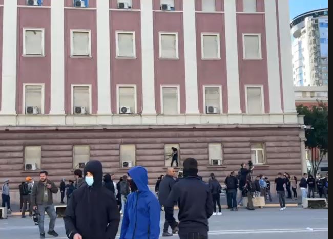 Policia shpërndan protestuesit në bulevard/ Nisën të godisnin dritaret e Kuvendit
