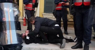 Protestuesit dhunuan një person te Bashkia/ Përballje mes molotovëve dhe gazit lotsjellës