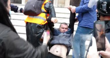 Incidenti mes protestuesve/ Njëri kërkoi dialog, por ndërhynë të tjerët