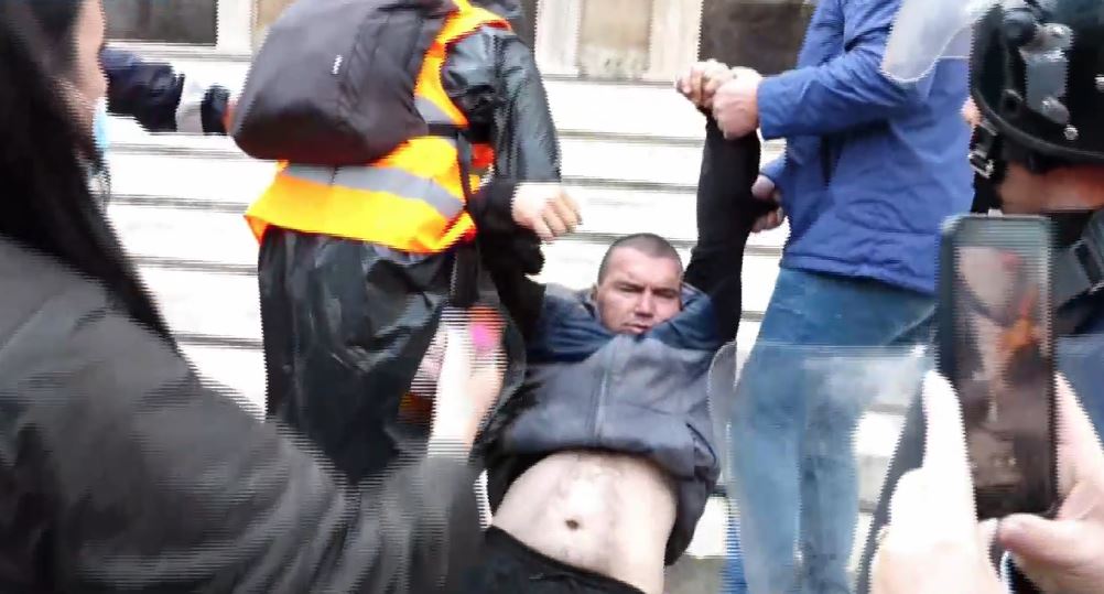 Incidenti mes protestuesve/ Njëri kërkoi dialog, por ndërhynë të tjerët
