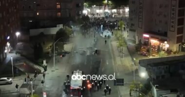 Pamjet me dron/ Situata në Tiranë, nis hedhja e molotovëve nga protestuesit, ndërhyn autoboti