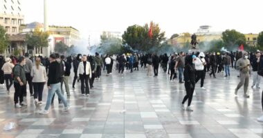 Policia mbledh protestuesit në shesh/ Përballje mes molotovëve dhe gazit lotsjellës