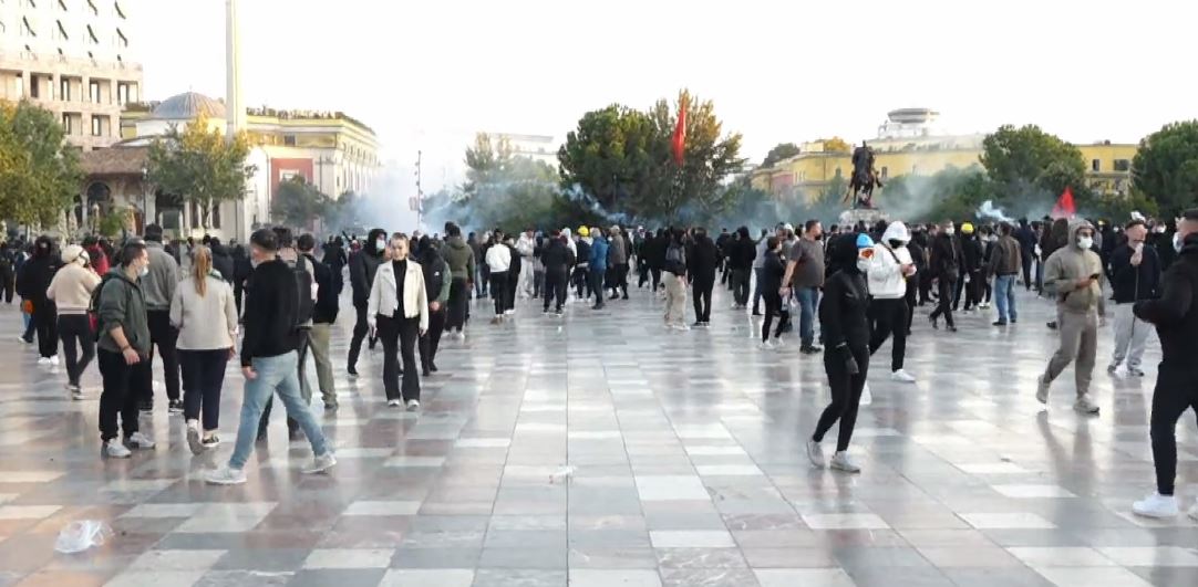 Policia mbledh protestuesit në shesh  Përballje mes molotovëve dhe gazit lotsjellës