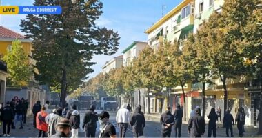 Protesta para Ministrisë së Arsimit/ Protestuesit tentojnë t’i afrohen Ministrisë, policia i largon me ujë