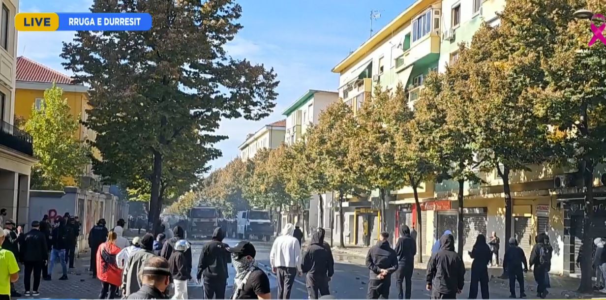 Protesta para Ministrisë së Arsimit  Protestuesit tentojnë t i afrohen Ministrisë  policia i largon me ujë