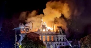 Digjet bashkia historike e Limoges/ Francë, persona të maskuar hynë brenda ndërtesës dhe i vendosën flakët