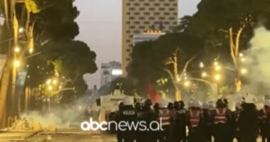 Dhunë në bulevard/ Protestuesit gjuajnë me gurë, policia përdor ujë për të shpërndarë turmën