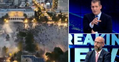 “Dy policë në flakë”/ Faik Basha: Sulmi sot, sipas manualit të kaosit. Molotovi përdoret për të eleminuar njerëz