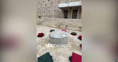 Rama improvizon ‘sofrën’ e dialogut para Kryeministrisë, përsërit ftesën për protestuesit