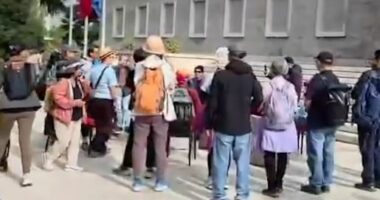Turistët ulen në karriget e dialogut/ Rama poston videon: Mirseerdhët në Tironë dhe na falni për fishekzjarret mrom
