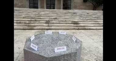 Rama sërish ftesë për dialog me protestuesit, mesazhi simbolik para Kryeministrisë