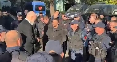 “Durim e vetëpërmbajtje me të rinjtë që protestojnë”, Rama poston videon me efektivët: Forcë me zjarrvënësit e maskuar!