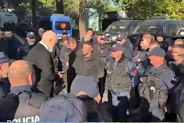 “Durim e vetëpërmbajtje me të rinjtë që protestojnë”, Rama poston videon me efektivët: Forcë me zjarrvënësit e maskuar!