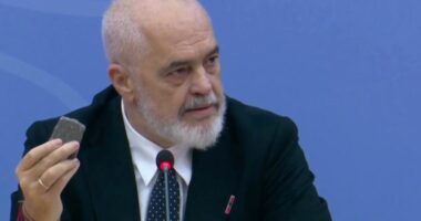 Rama nxjerr gurin e shkulur në bulevard: Me këtë nuk negociohet. Shqipëria bëhet me studentë, jo me terroristë