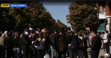 Pak studentë para Ministrisë së Arsimit/ Pas dhunës paralizohet aktiviteti tregtar në Rrugën e Durrësit