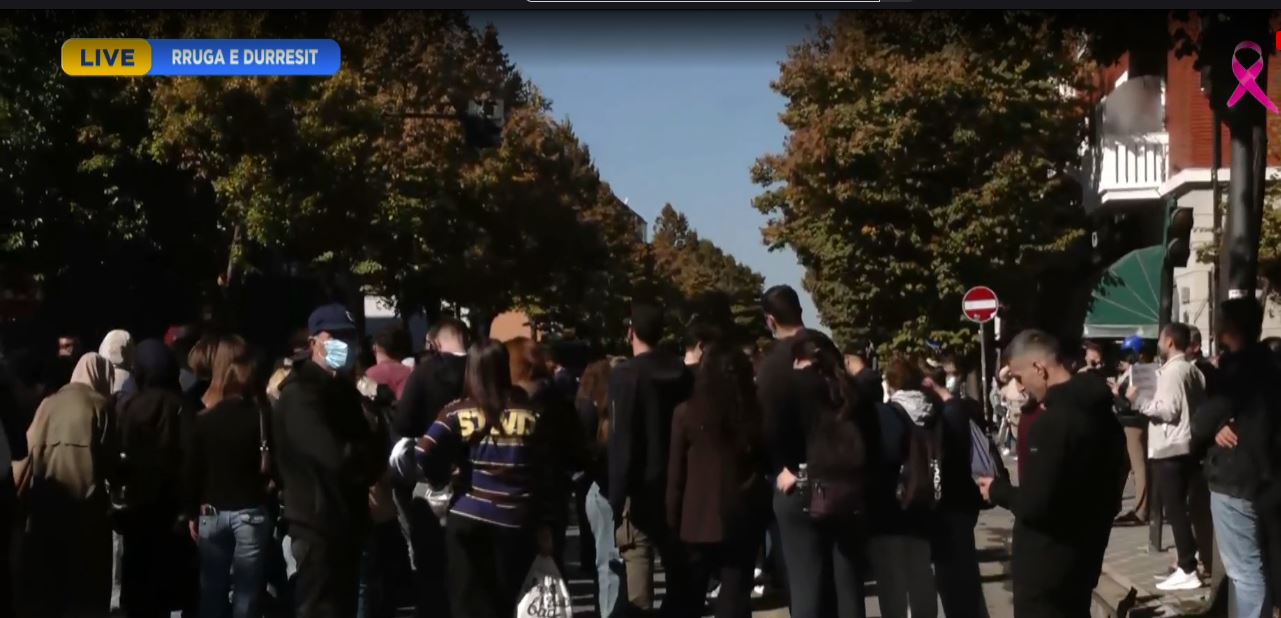 Pak studentë para Ministrisë së Arsimit  Pas dhunës paralizohet aktiviteti tregtar në Rrugën e Durrësit