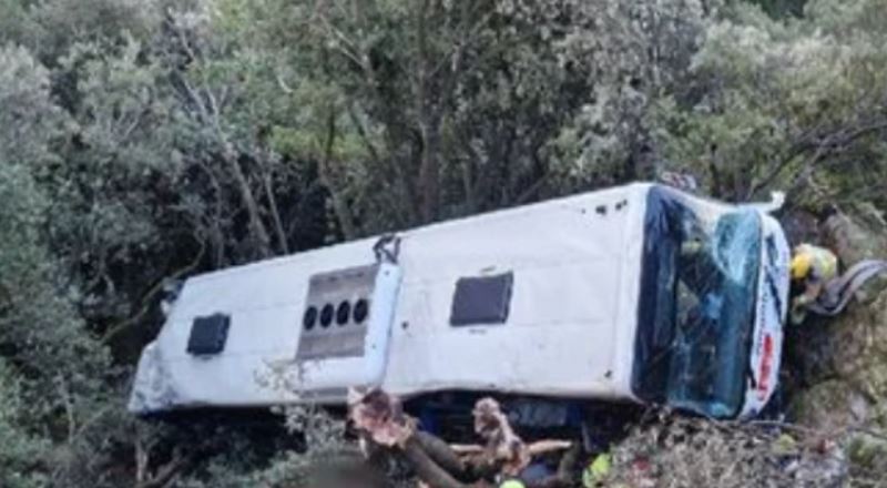 Foto nga burimi: Mbi 80 të lënduar pasi një autobus ra nga një shpat mali në Spanjë