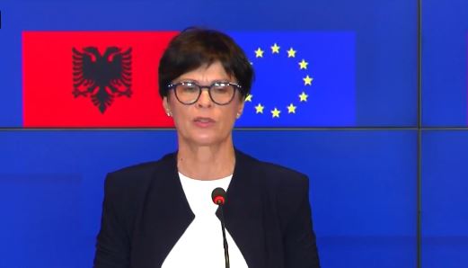 Kos  Përgëzoj Shqipërinë për arritjet  Komisionerja  Anëtarësimi në BE është projekt kombëtar