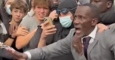 Protestat në Francë/ Kryebashkiaku i Saint-Denis sulmohet me gaz lotsjellës teksa përpiqej të mbronte studentët nga efektivë