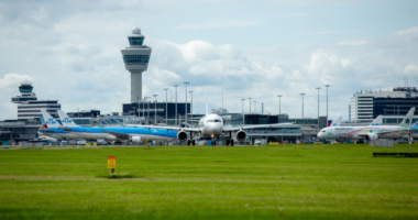 Stuhia godet Holandën, anulohen 90 fluturime në aeroportin e Amsterdamit
