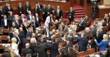 Kaosi dhe dhuna në Kuvend/ Sekretariati i Etikës përjashton me nga 60 ditë gjashtë deputetë të PD