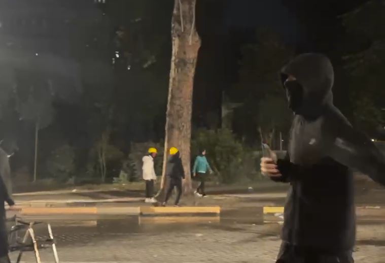 Pjesëmarrje e ulët në mbrëmje/ Protestuesit zgjodhën vallet, videot dhe fotot në rrugë