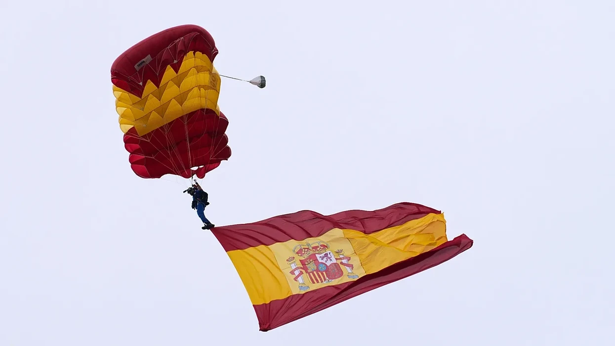 Spanja shënon Ditën Kombëtare me paradë ushtarake  4 mijë e 380 trupa  82 aeroplanë dhe debutimi i mjeteve të blinduara Dragón