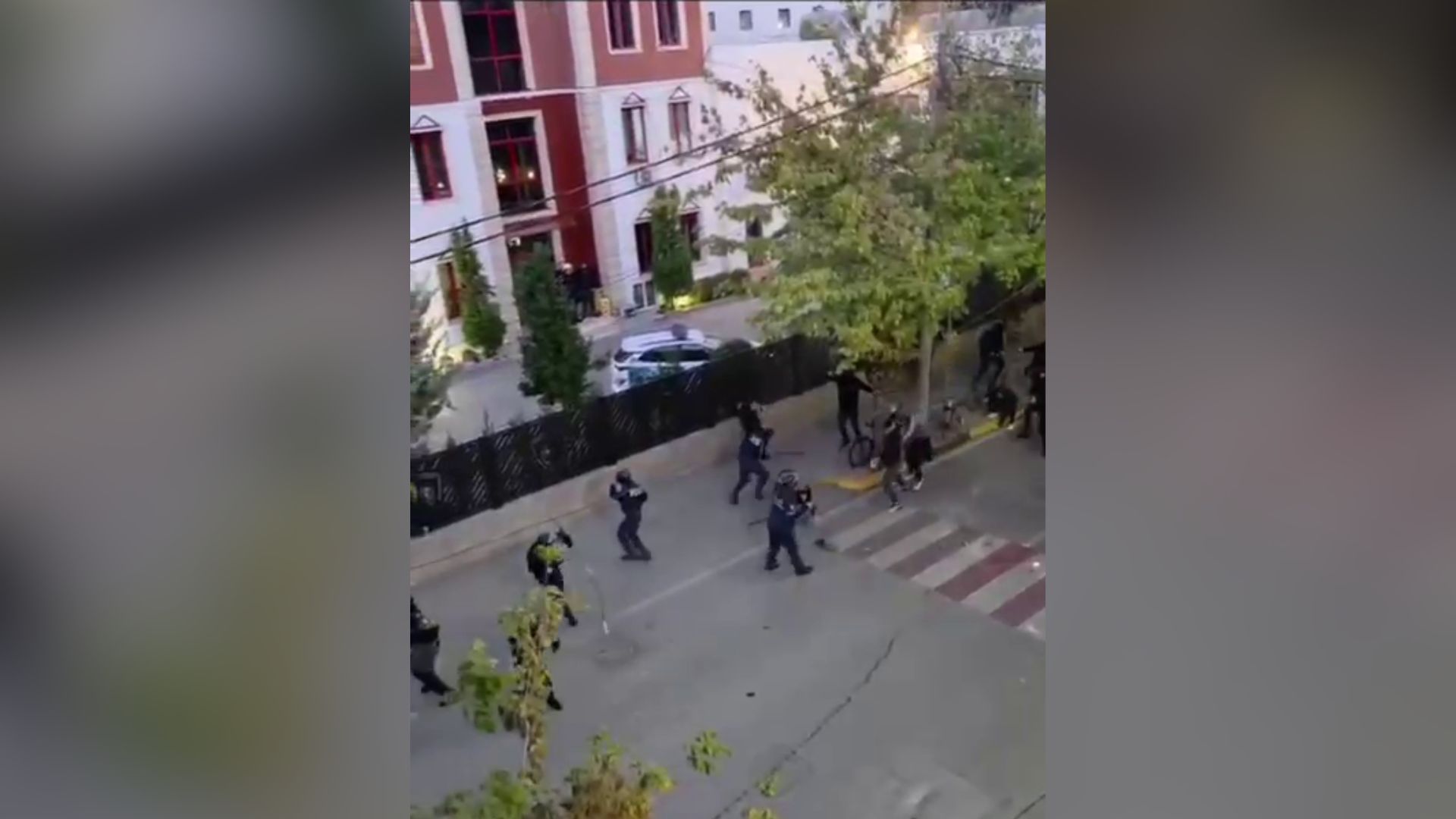 Foto nga burimi: Kapet autori i sulmit mbi komisariat/ 33-vjeçari, mund të dënohet edhe nga neni i armëve