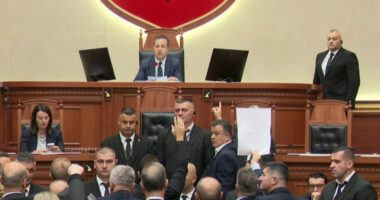 Rinis axhenda parlamentare/ Deputetët e PD tentojnë bllokimin e seancës