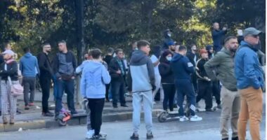 Me lëndë piroteknike, gurë e leva në protestë/ Shoqërohen 7 të mitur
