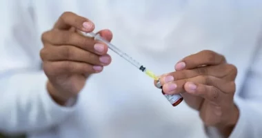 Studimi i ri: Vaksina e personalizuar kundër kancerit ul me 42 për qind rrezikun e rikthimit të melanomës