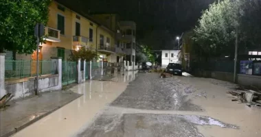 Përmbytje dhe rrëshqitje dheu në Itali, stuhitë e fuqishme i marrin jetën një ushtari