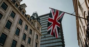 Britania e Madhe i ndalon hyrjen në vend studiuesit suedez të klimës