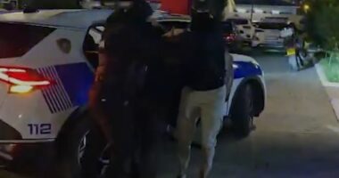 Shiste drogë në afërsi të një shkolle/ Pranga 35-vjeçarit në Tiranë, sekuestrohen kanabis dhe kokainë